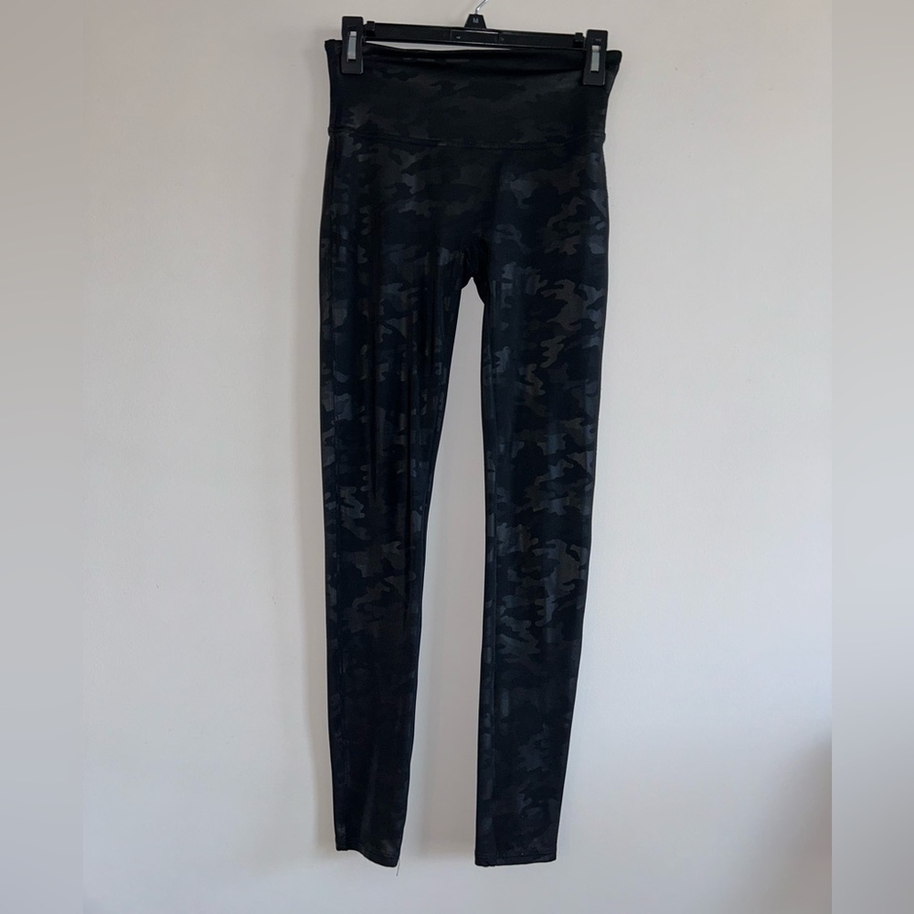 Spanx Women's Faux Leather Camo Legging in Matte Black Camo Size medium